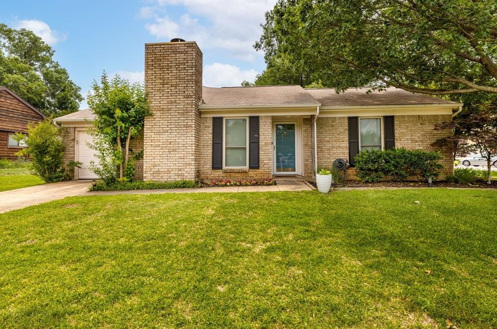 1041 Riverside Dr, Grapevine, TX 76051-3389