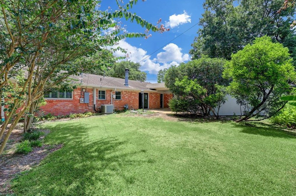 7806 Piping Rock Ln, Houston TX  77042-2728 exterior