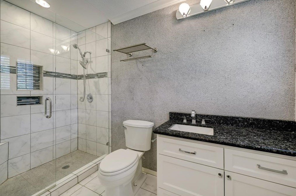 7806 Piping Rock Ln, Houston TX  77042-2728 exterior