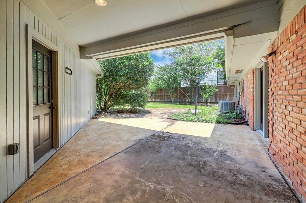 7806 Piping Rock Ln, Houston TX  77042-2728 exterior