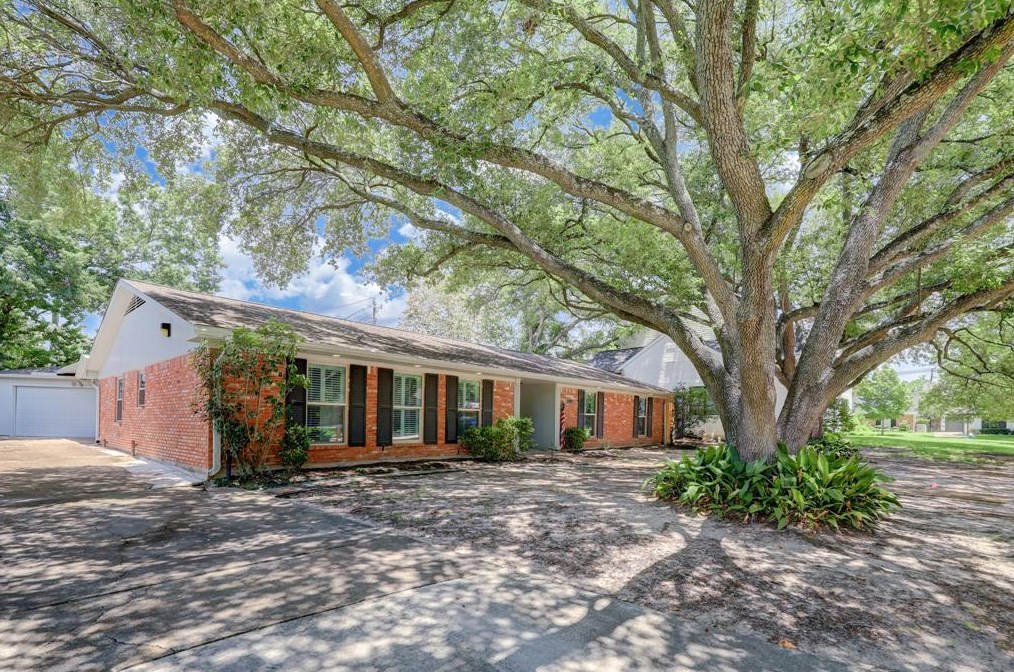 7806 Piping Rock Ln, Houston TX  77063-3120 exterior