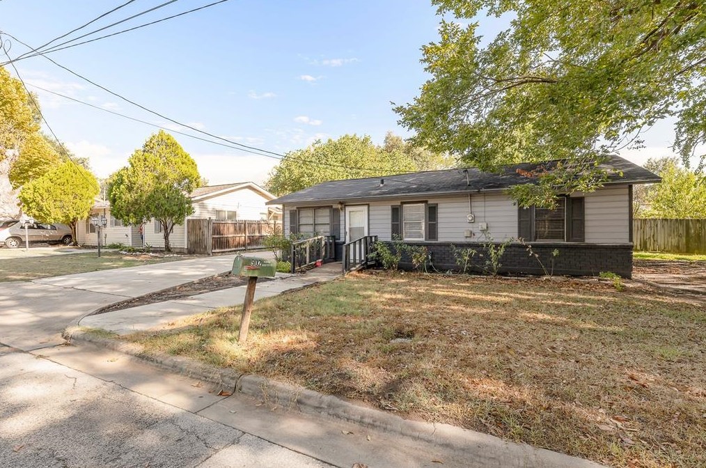 902 Petty St, Brenham, TX 77833-4368