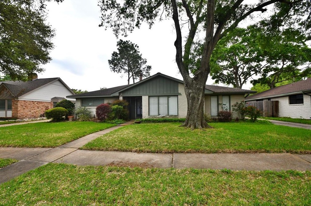 5651 Wigton Dr, Houston, TX 77096-4905