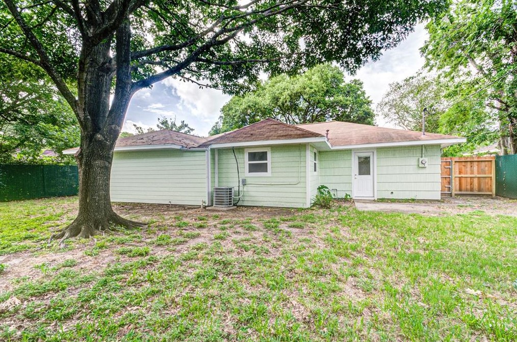 5922 Grape St, Houston, TX 77074-7704