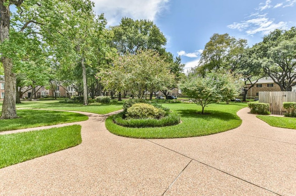 13232 Trail Hollow Dr, Houston TX  77079-3747 exterior