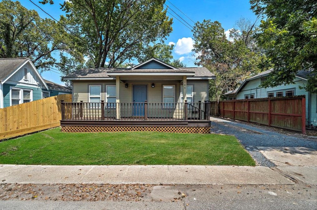 105 Emerald Ct, Houston, TX 77009-5514