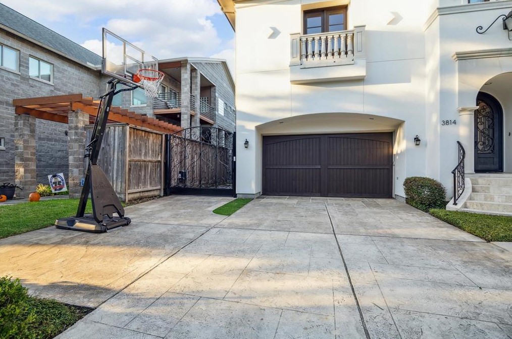 3814 Drummond St, Houston, TX 77025-2420
