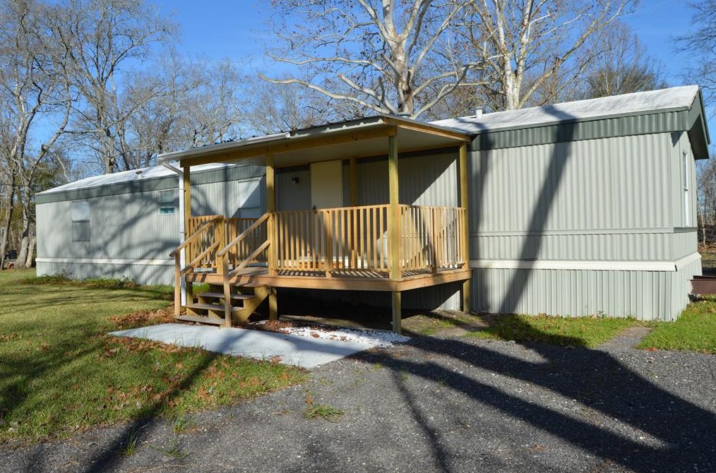 1406 E Wallisville Rd, Highlands, TX 77562