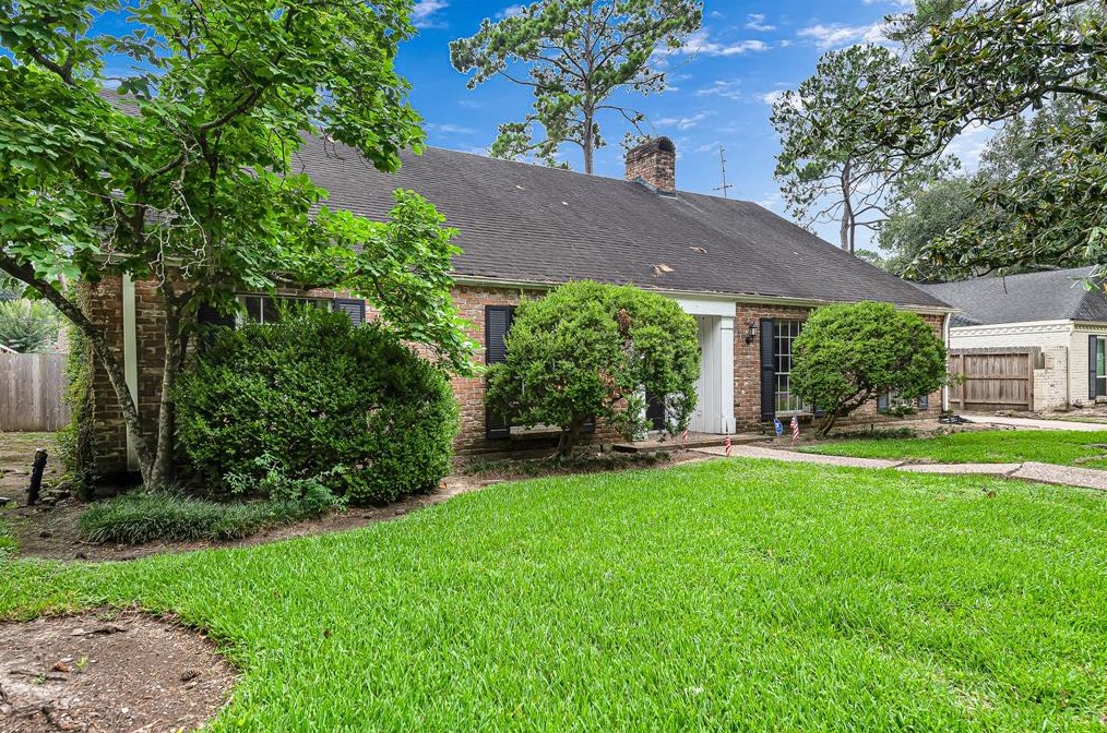 10019 Lynbrook Dr, Houston, TX 77042-1557
