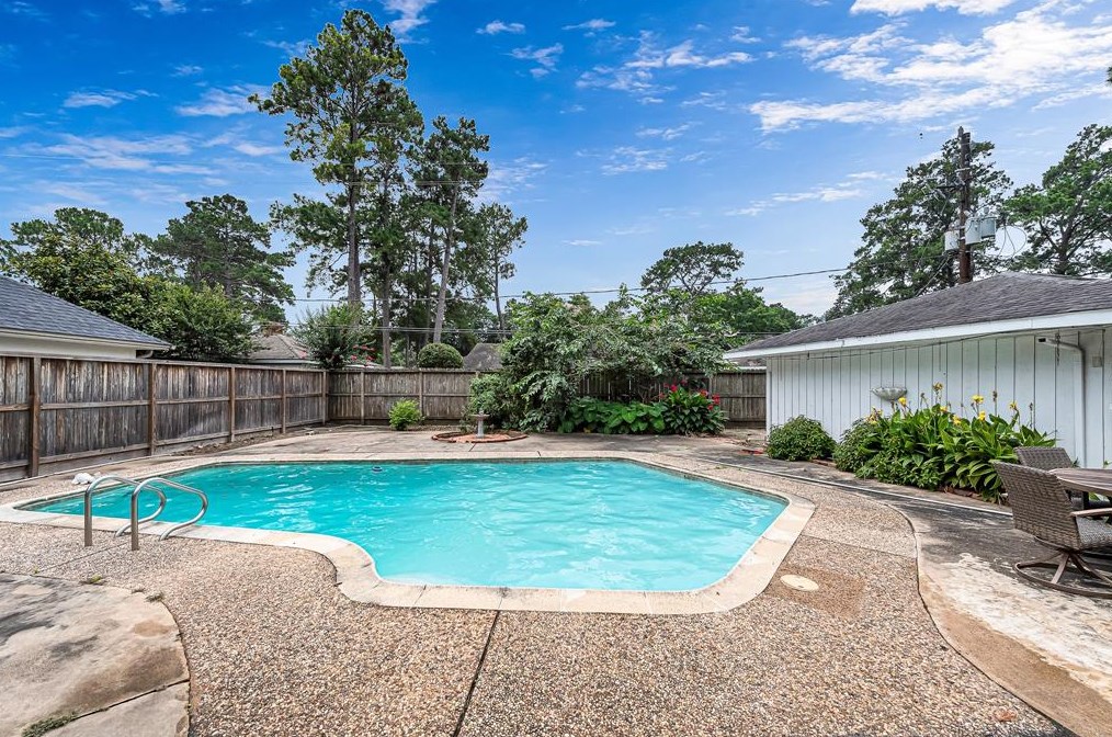 10019 Lynbrook Dr, Houston TX  77057-2251 exterior