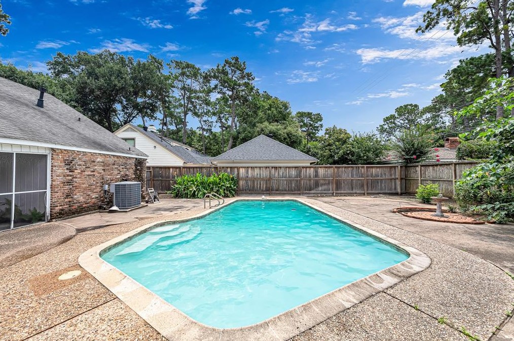 10019 Lynbrook Dr, Houston TX  77057-2251 exterior