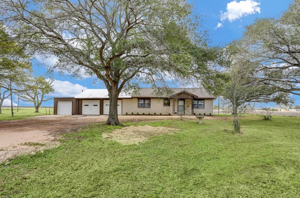 11865 Mlcak Rd, Sealy, TX 77474