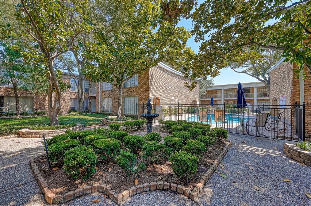 2201 Fountain View Dr # 2, Houston, TX 77057