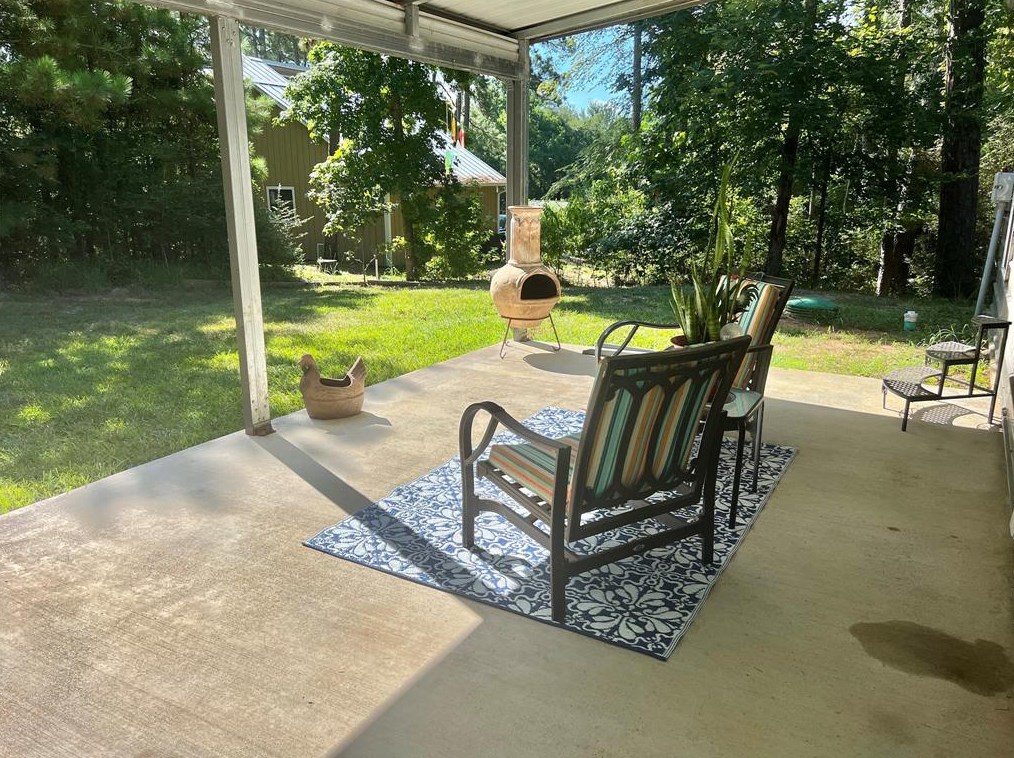 369 Sunset Dr, Onalaska, TX 77360-6940