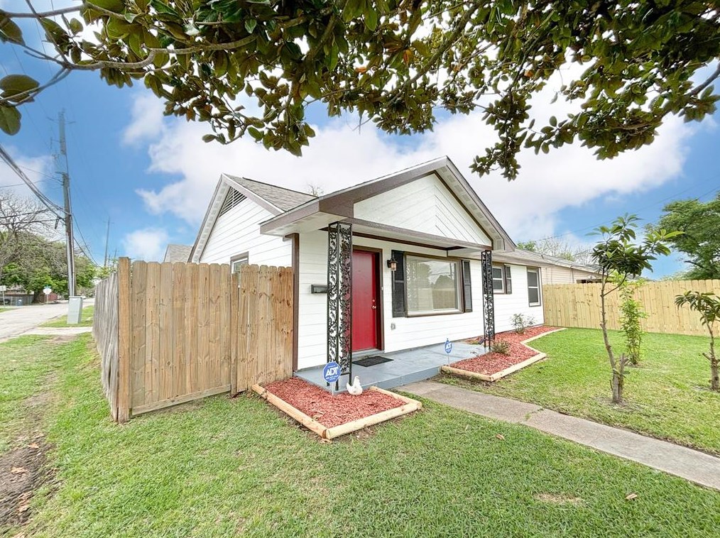 7903 Adrian St, Houston, TX 77012-3605