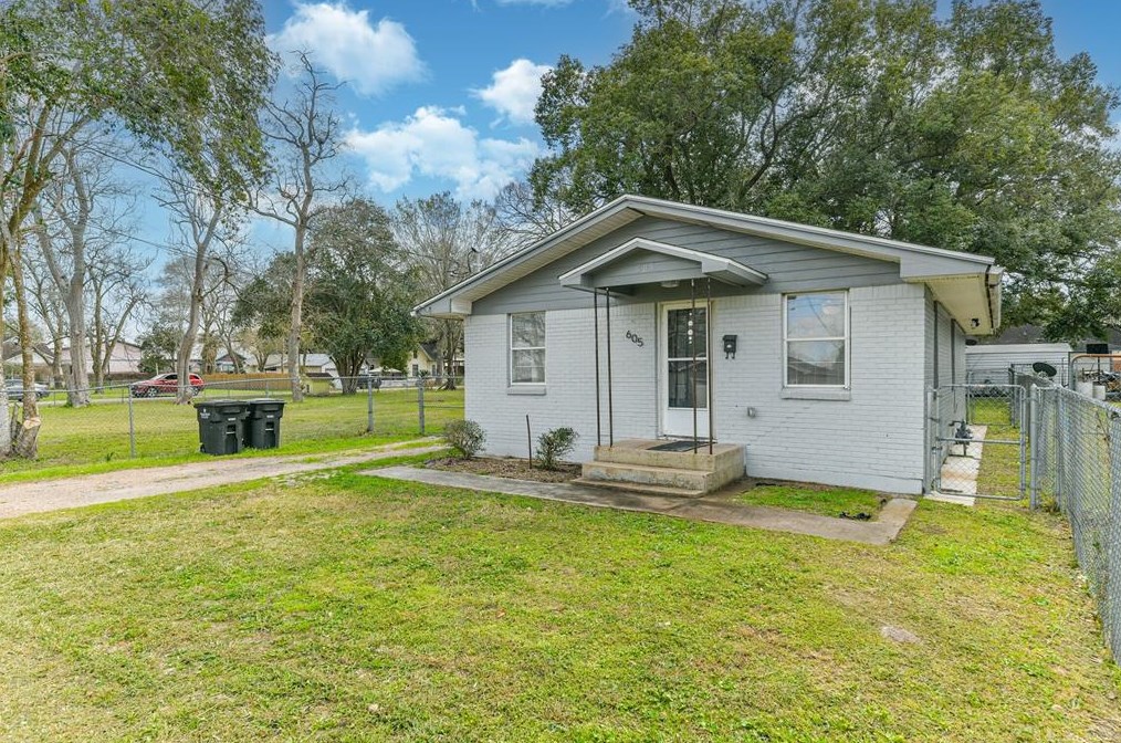 605 W Willis St, Alvin, TX 77511