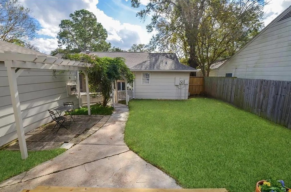 13814 Lynnwood Ln, Sugar Land, TX 77498