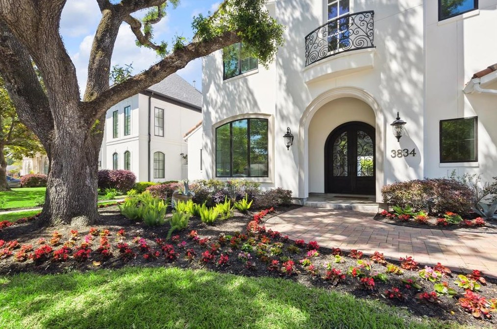 3834 Overbrook Ln, Houston, TX 77027-4038