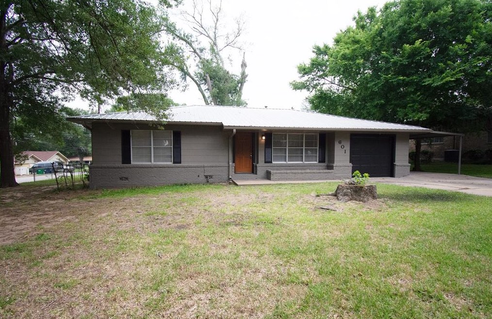 601 Atlow Dr, Brenham, TX 77833