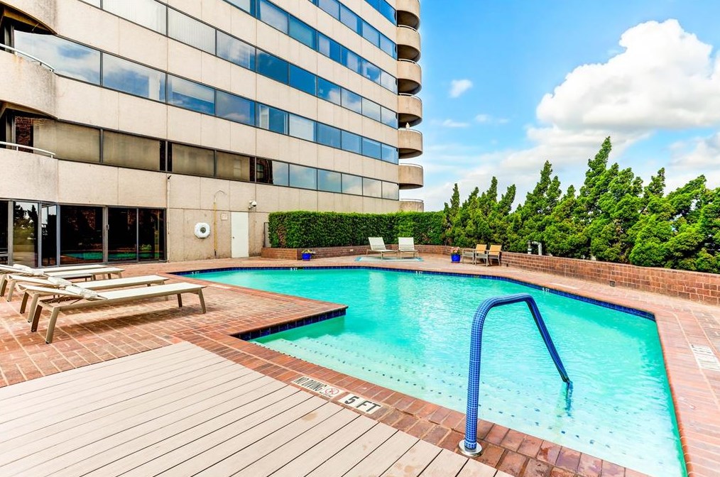 5000 Montrose Blvd, Houston TX  77006-6539 exterior