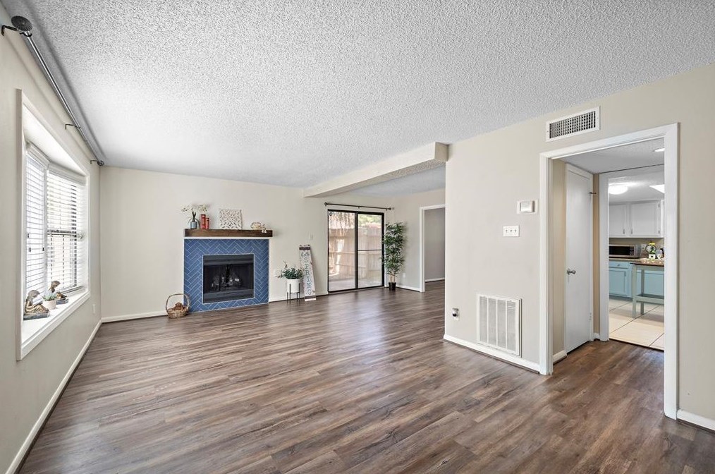 9218 Barr Cir, Houston, TX 77080-5572
