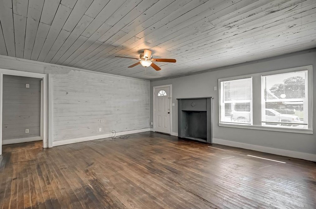 1018 W Sealy St, Alvin, TX 77511