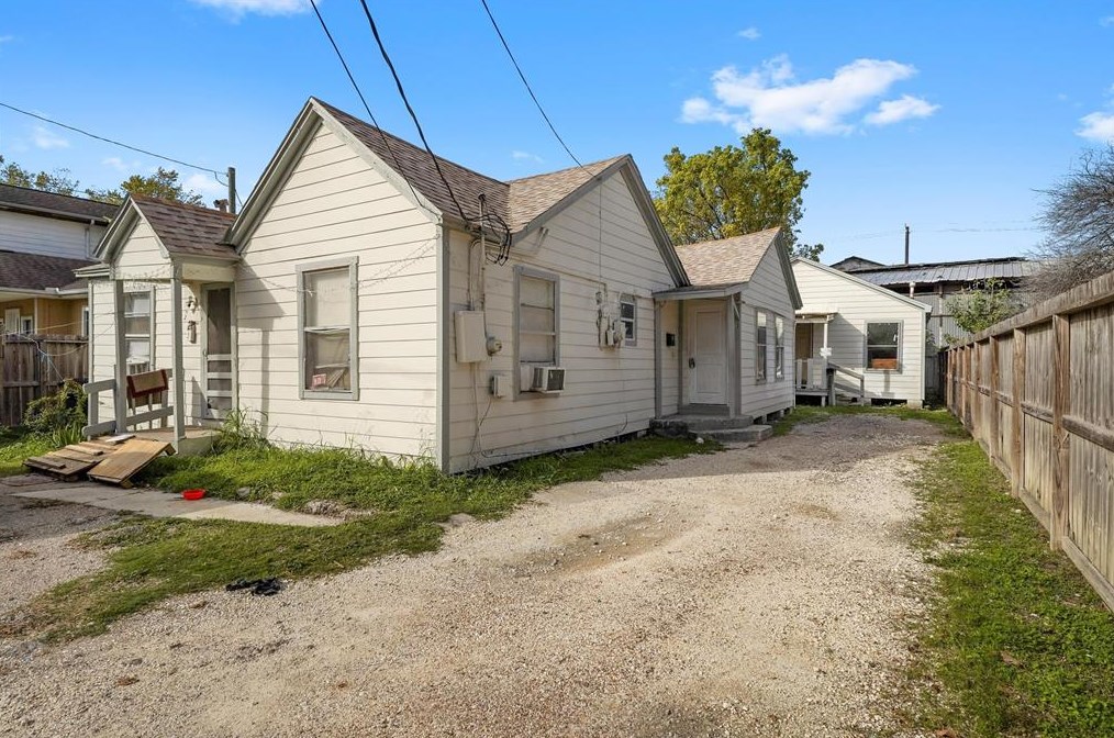 7019 Bonham St, Houston, TX 77020-5364
