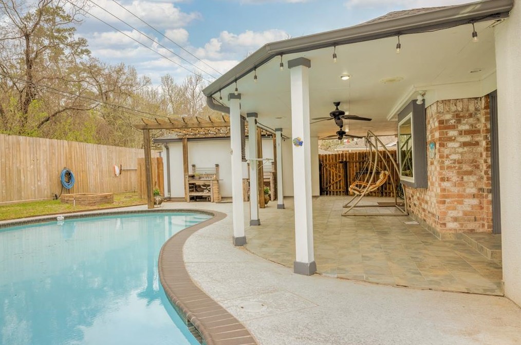 12607 Indian Wl Dr, Houston TX  77066-2307 exterior