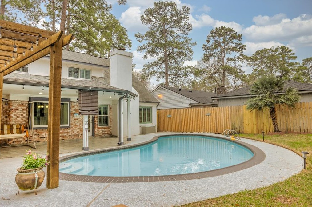 12607 Indian Wl Dr, Houston TX  77066-2307 exterior