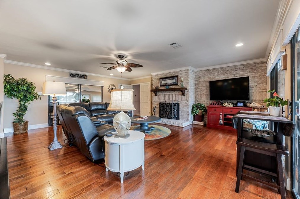 702 Timber Cv Dr, Taylor Lake Village TX 77586-4617 exterior