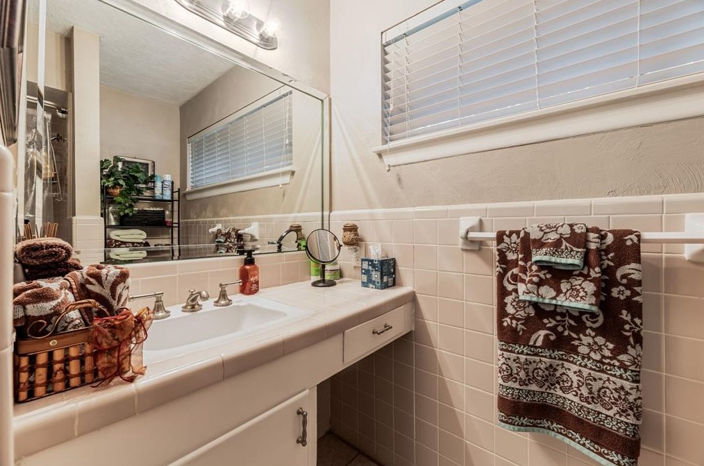 702 Timber Cv Dr, Taylor Lake Village TX 77586-4617 exterior