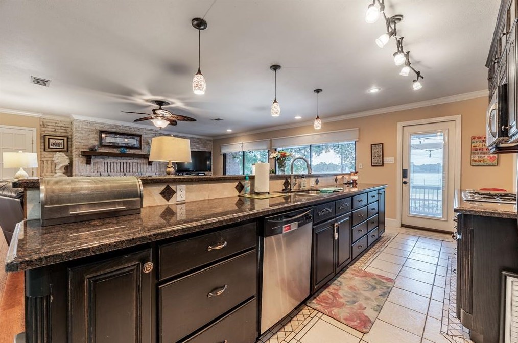 702 Timber Cv Dr, Taylor Lake Village TX 77586-4617 exterior