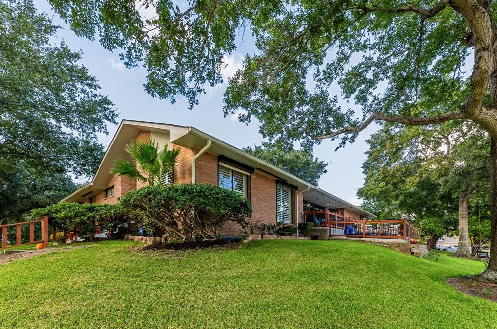 702 Timber Cv Dr, Taylor Lake Village TX 77586-4617 exterior