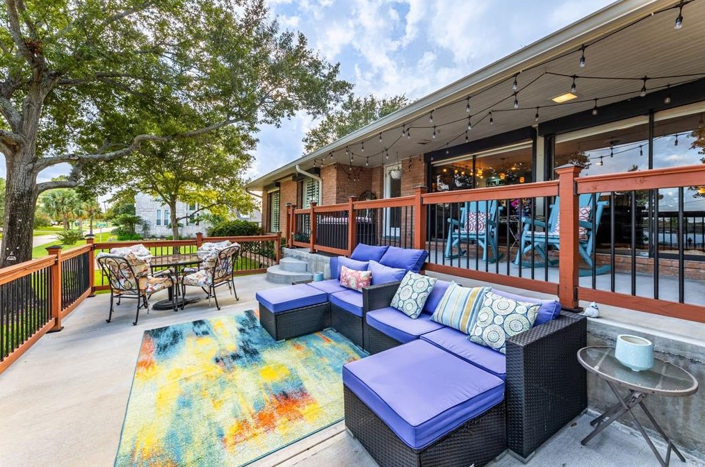 702 Timber Cv Dr, Taylor Lake Village TX 77586-4617 exterior