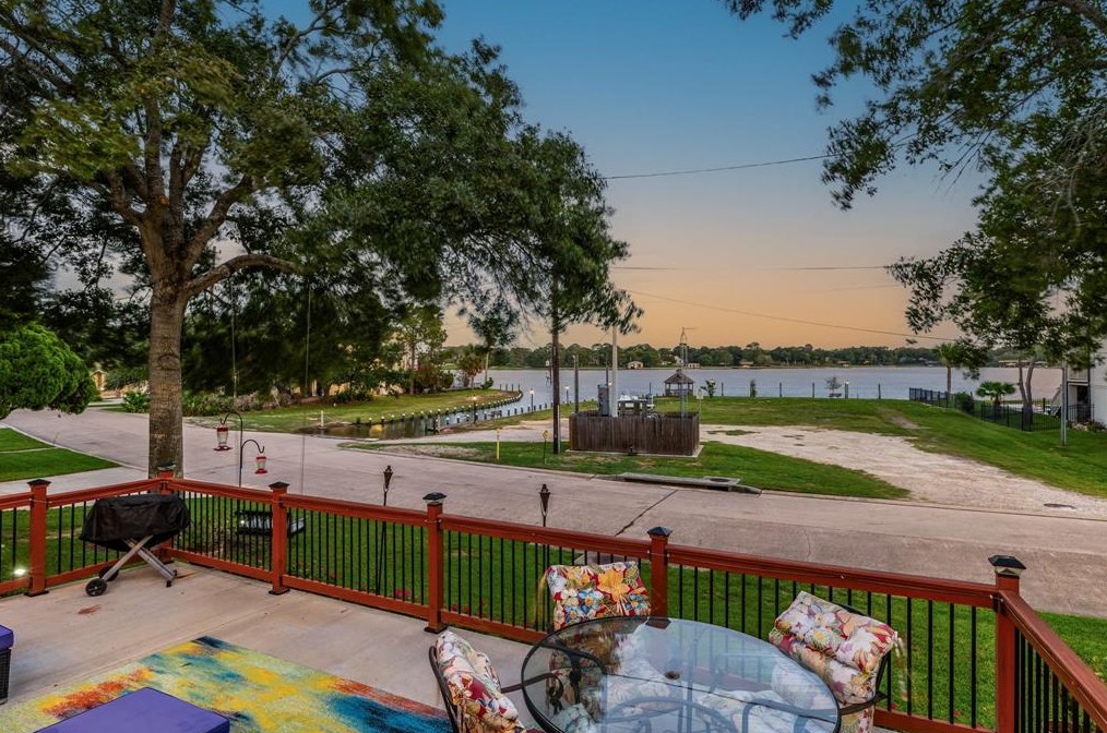 702 Timber Cv Dr, Taylor Lake Village TX 77586-4617 exterior