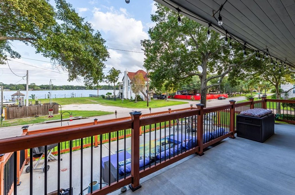 702 Timber Cv Dr, Taylor Lake Village TX 77586-4617 exterior