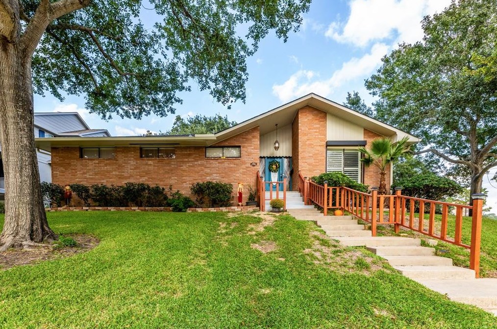 702 Timber Cv Dr, Taylor Lake Village TX 77586-4617 exterior