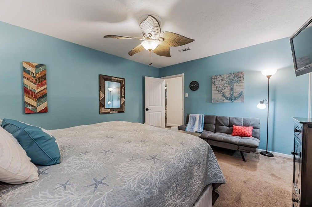 702 Timber Cv Dr, Taylor Lake Village TX 77586-4617 exterior