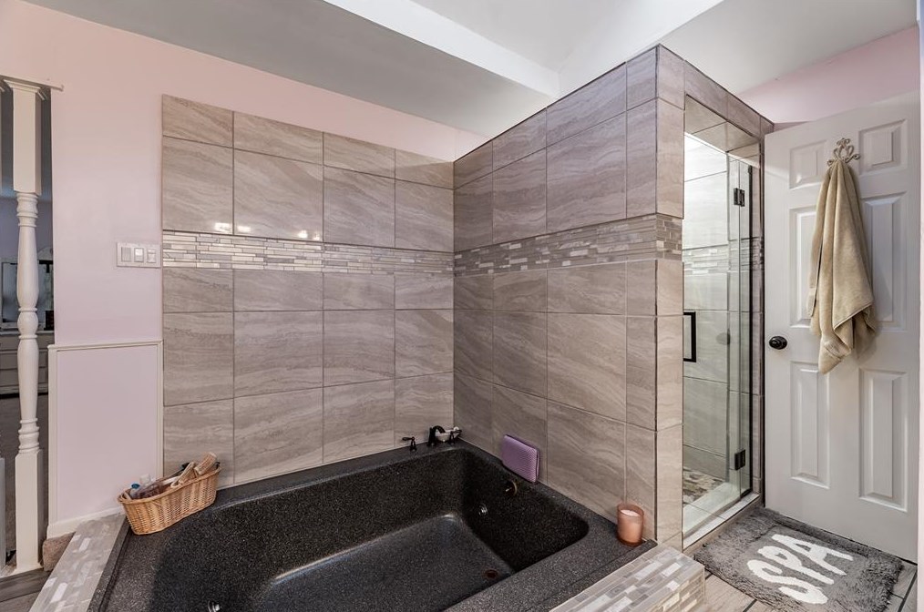 702 Timber Cv Dr, Taylor Lake Village TX 77586-4617 exterior