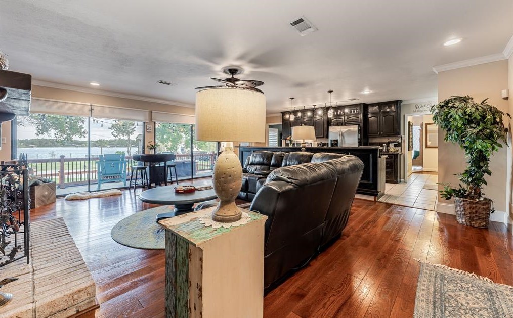 702 Timber Cv Dr, Taylor Lake Village TX 77586-4617 exterior