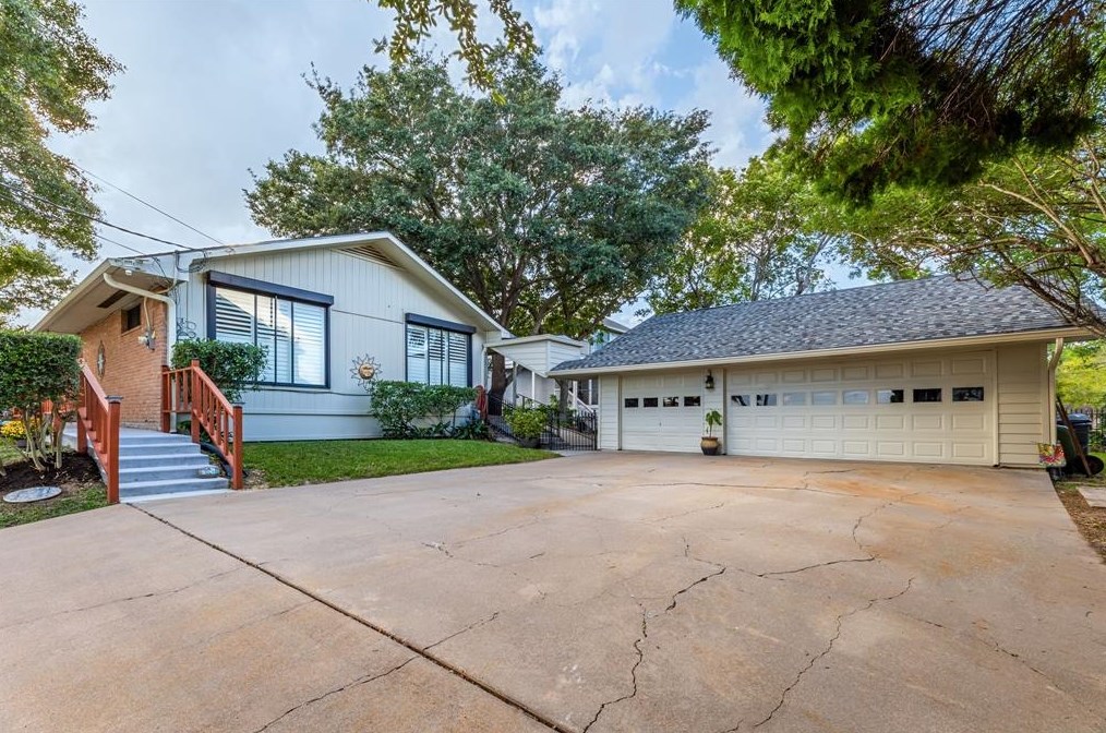 702 Timber Cv Dr, Taylor Lake Village TX 77586-4617 exterior