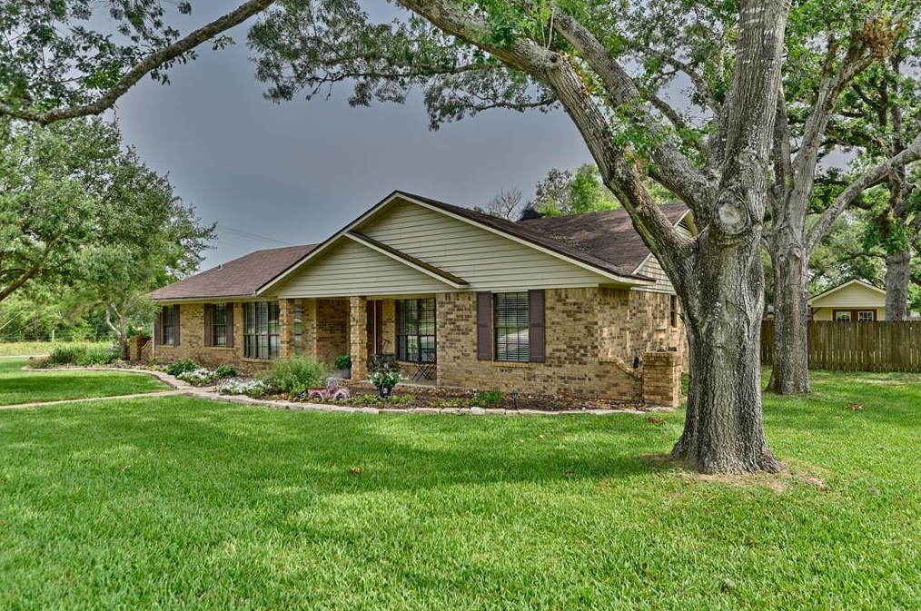 209 E Hacienda St, Bellvue, TX 77418