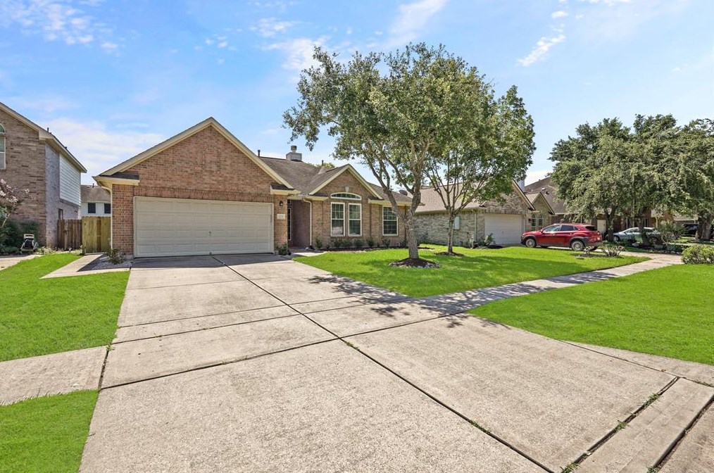 541 Green Cedar Dr, League City, TX 77573