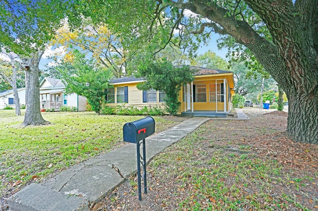 1002 W Sealy St, Alvin, TX 77511