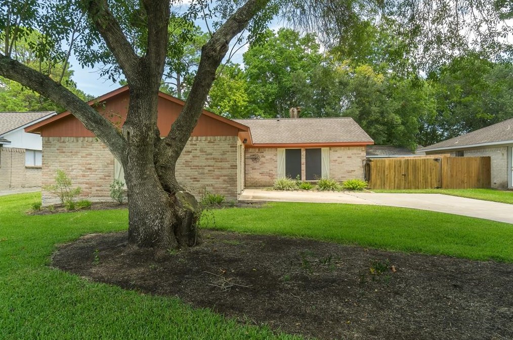 320 Bayridge Dr, League City, TX 77573-9206