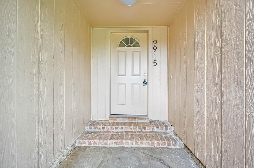 9915 Towne Tower Ln, Sugar Land, TX 77498
