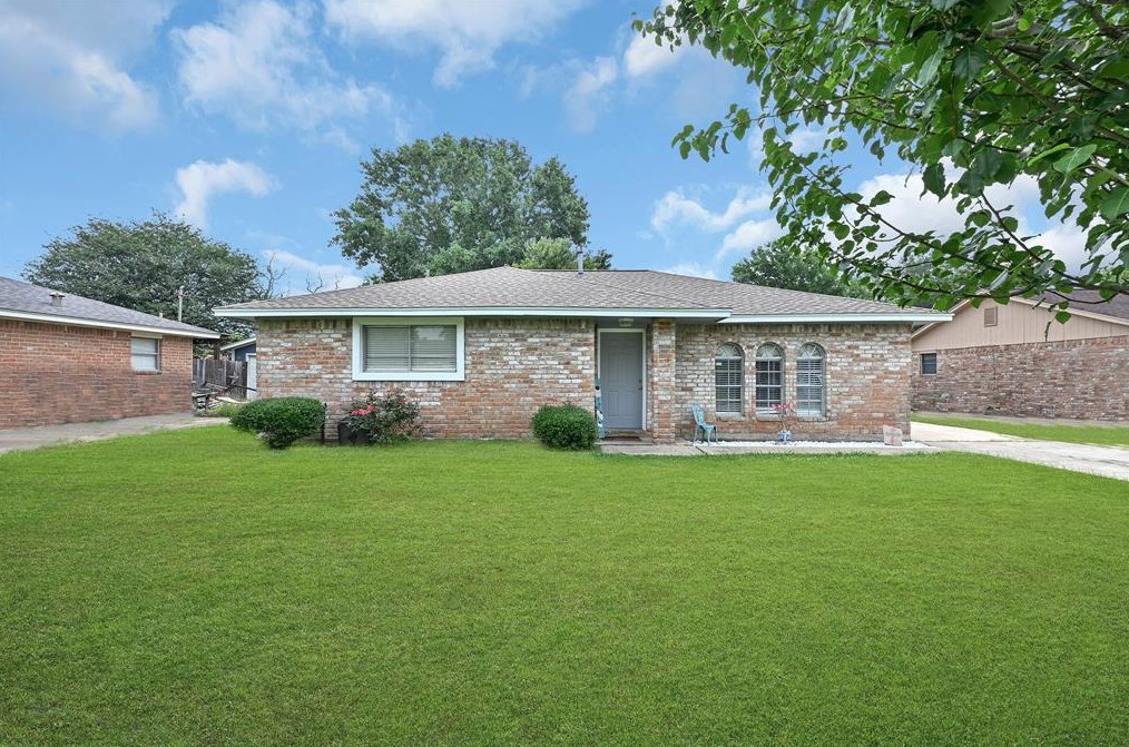 1301 Northbrook Dr, Angleton, TX 77515-3723