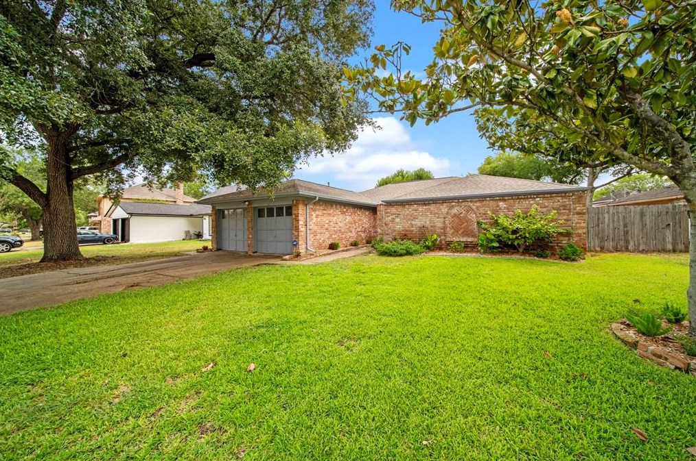 6615 Escondido Dr, Houston, TX 77083-1111