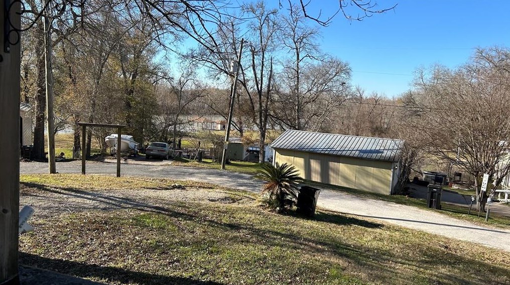 4 S Lake Dr, Huntsville, TX 77320
