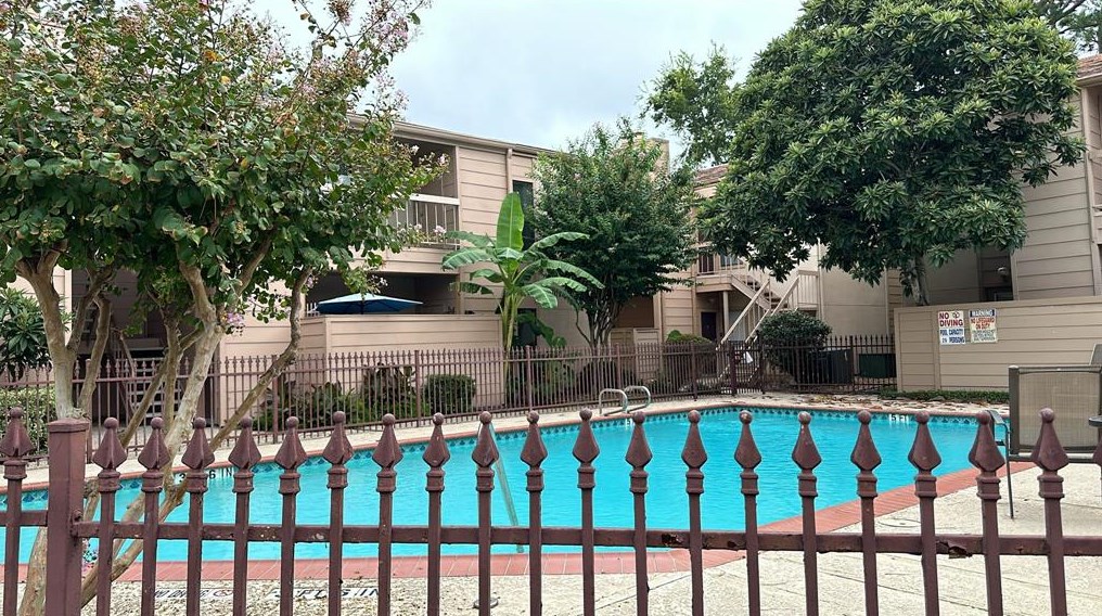 2125 Augusta Dr, Houston TX  77057-3755 exterior